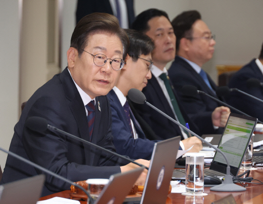 이재명 대통령이 10일 서울 용산 대통령실에서 국무회의를 하고 있다. [연합뉴스]